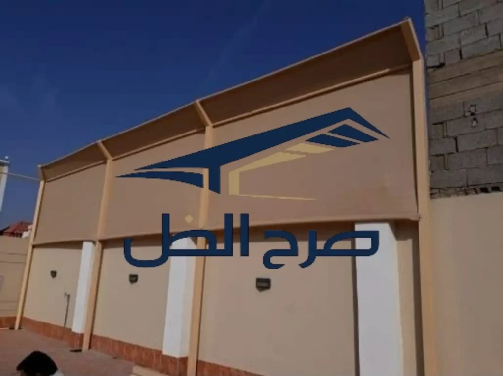 ساتر معدني أحمر وأبيض للخصوصية الخارجية