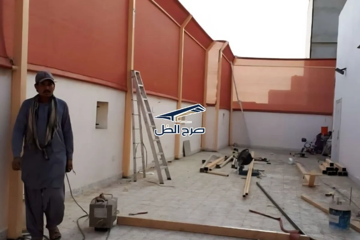 تفاصيل تركيب ساتر معدني في مساحة خارجية