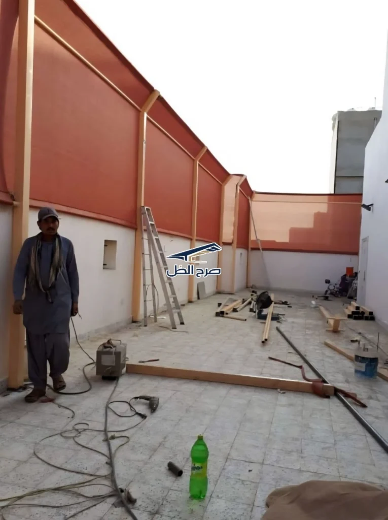 تفاصيل تركيب ساتر معدني في مساحة خارجية