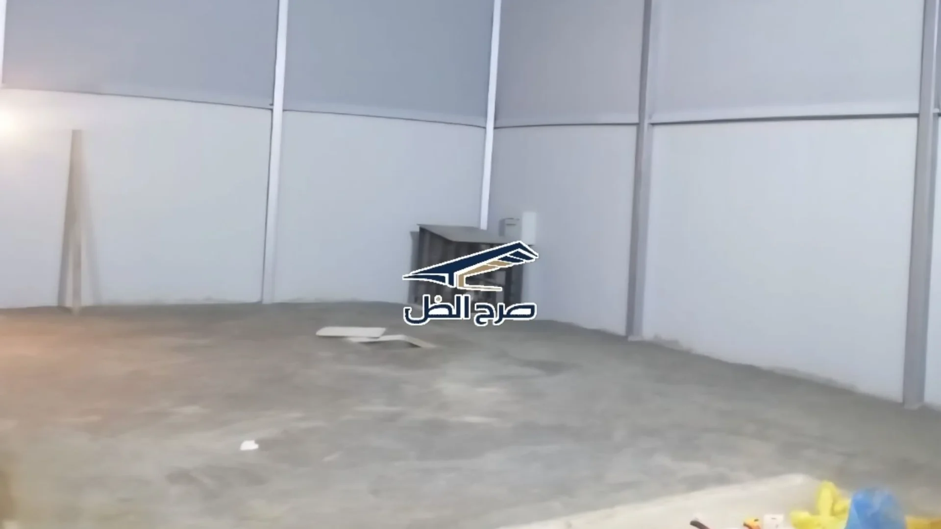 ساتر أبيض يحيط بفناء خارجي