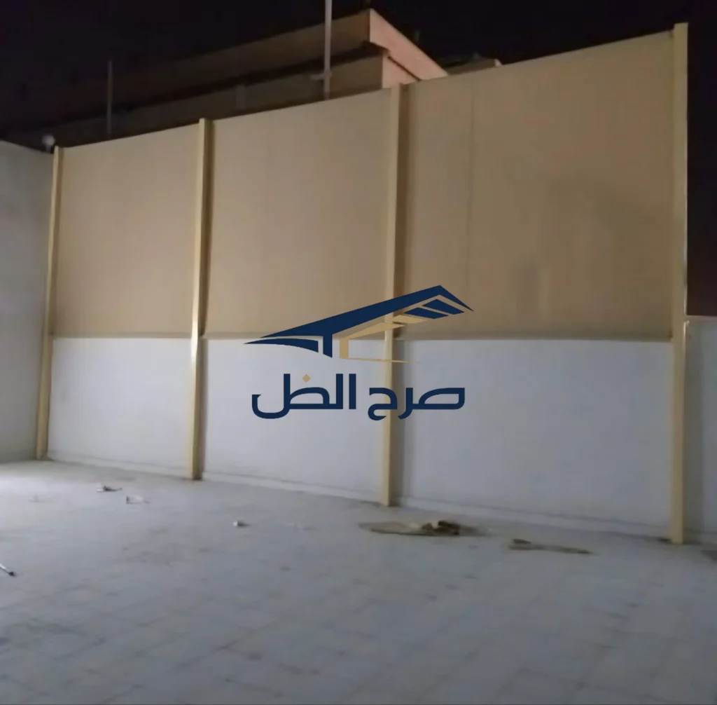 ألواح ساتر بيضاء متجاورة بمحاذاة مساحة خارجية.