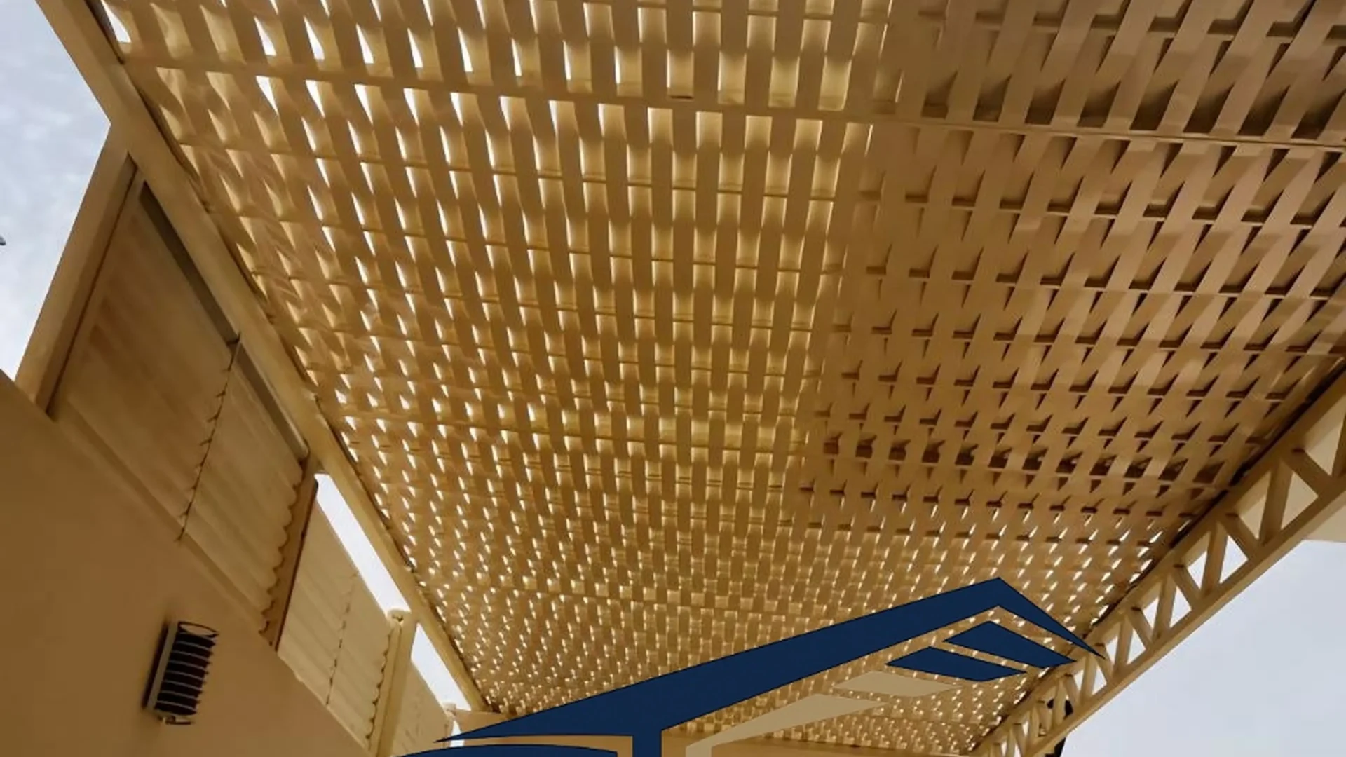 هيكل مظلة فوق مساحة انتقالية مفتوحة
