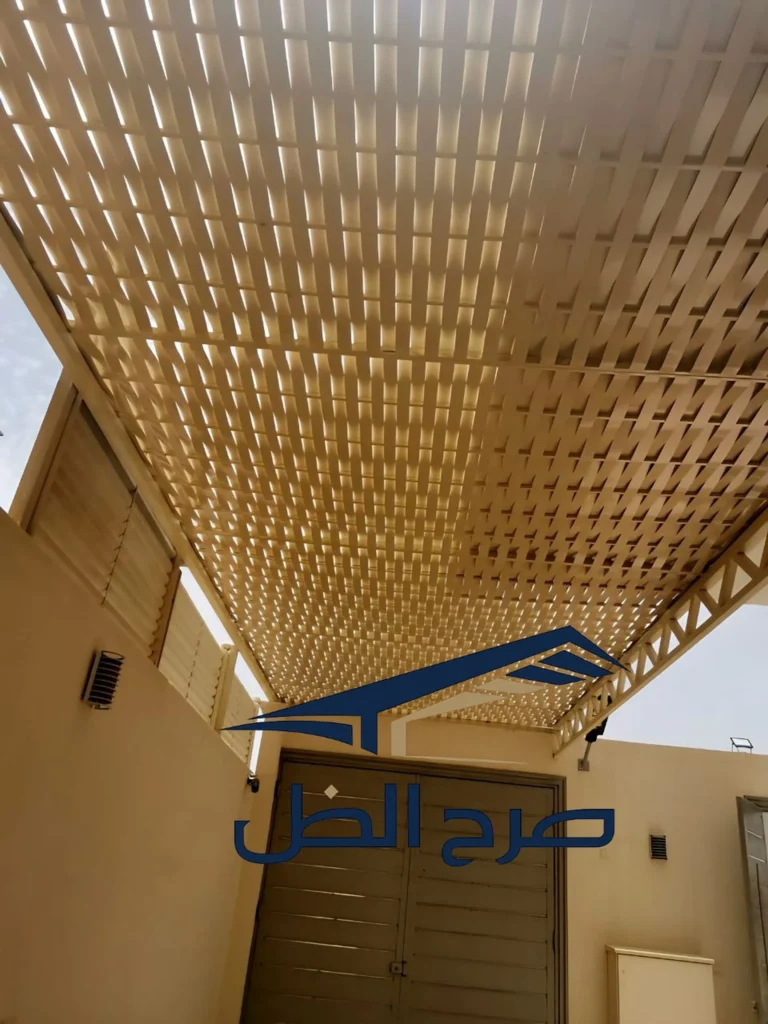 مظلة ممر خارجية في مساحة خضراء