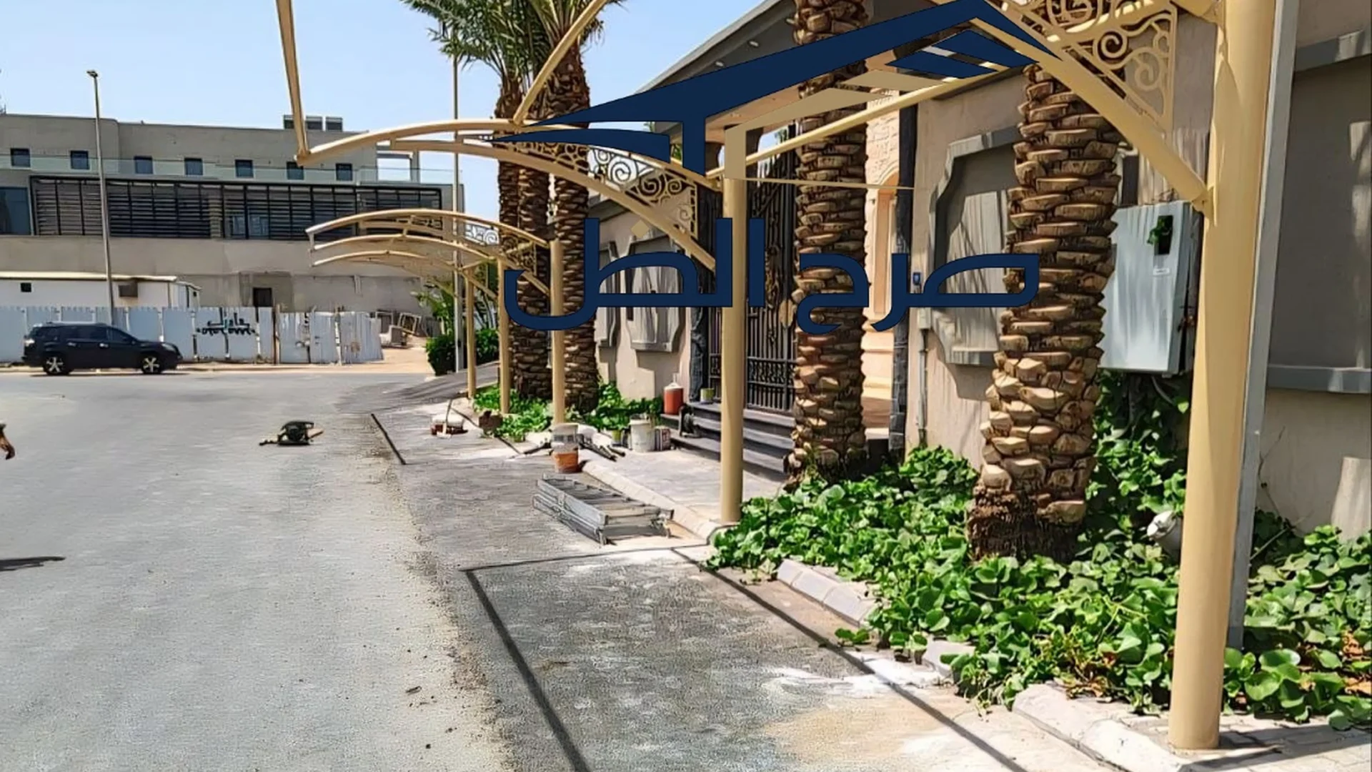 مظلة ممر خارجية مزخرفة بجوار نخيل