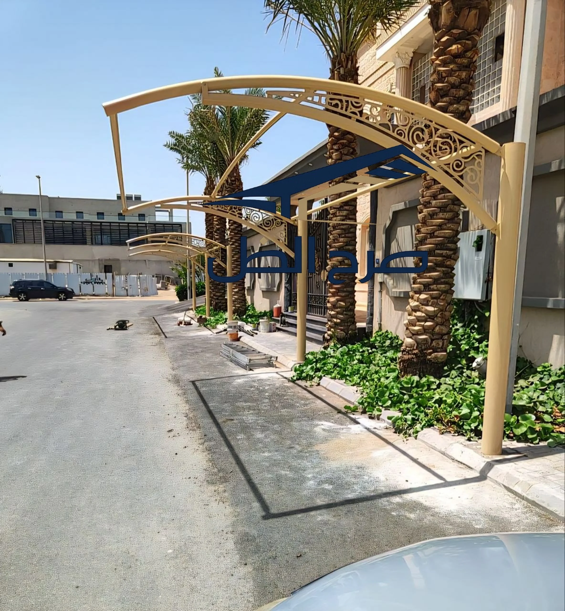 مظلة ممر خارجية بجوار مساحة خضراء