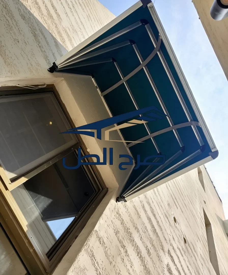 مظلة خارجية فوق نافذة