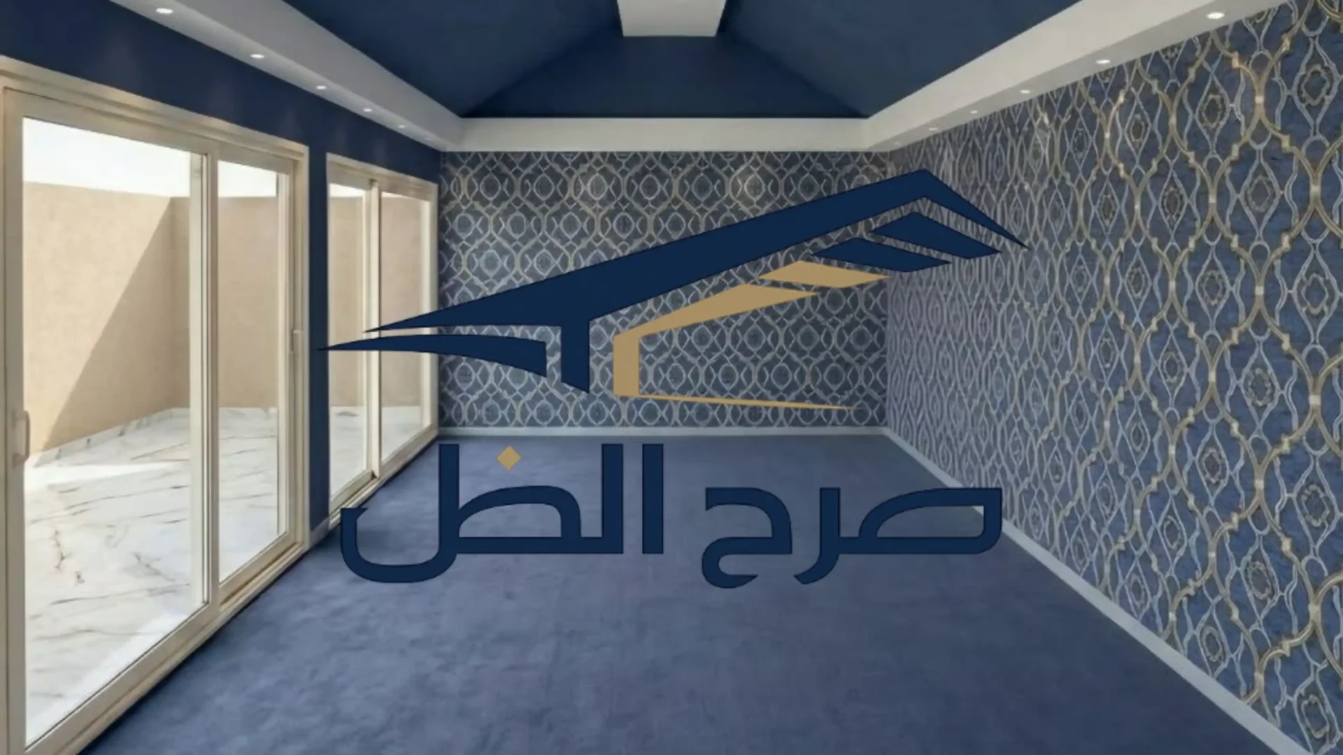 مساحة خيمة داخلية بدرجات الأزرق ونقوش جدارية