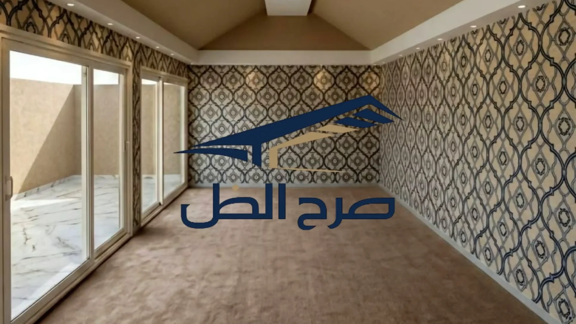 خيمة مجلس داخلية بأرضية بنية ونقوش هندسية