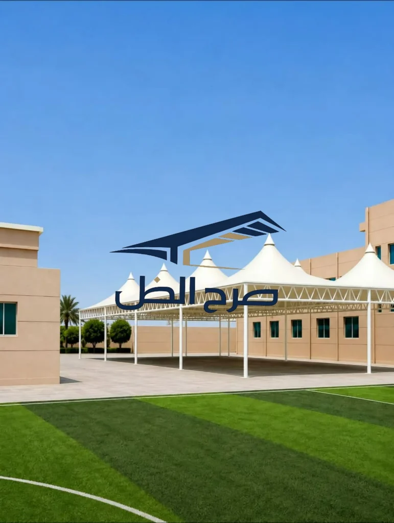 مظلات خارجية بجوار عشب أخضر ومساحة مفتوحة