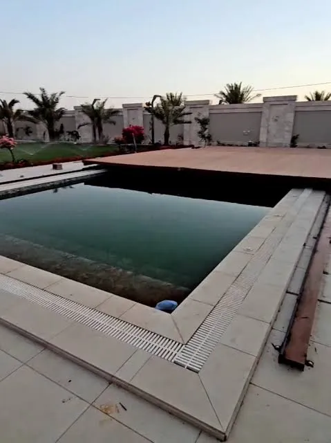 مسبح خارجي محاط بممرات حجرية